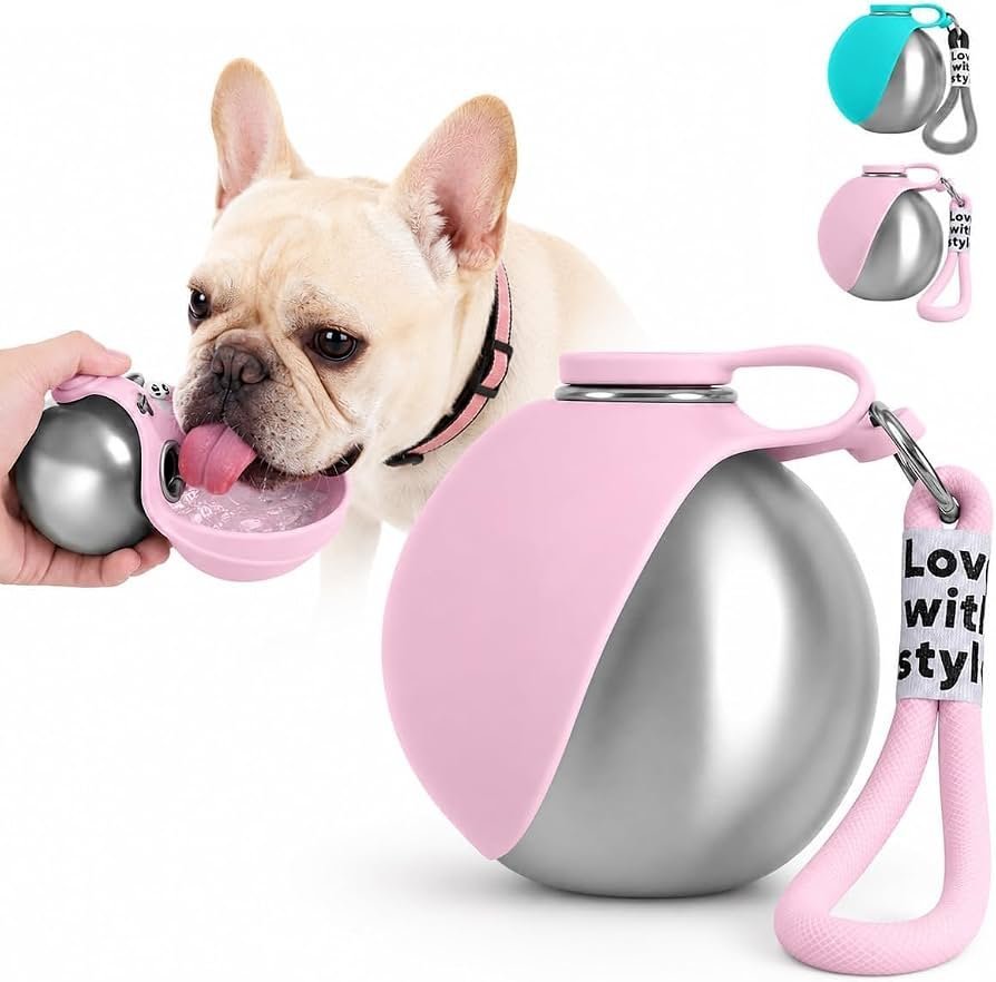 Perro bebiendo agua de la botella de acero rosa