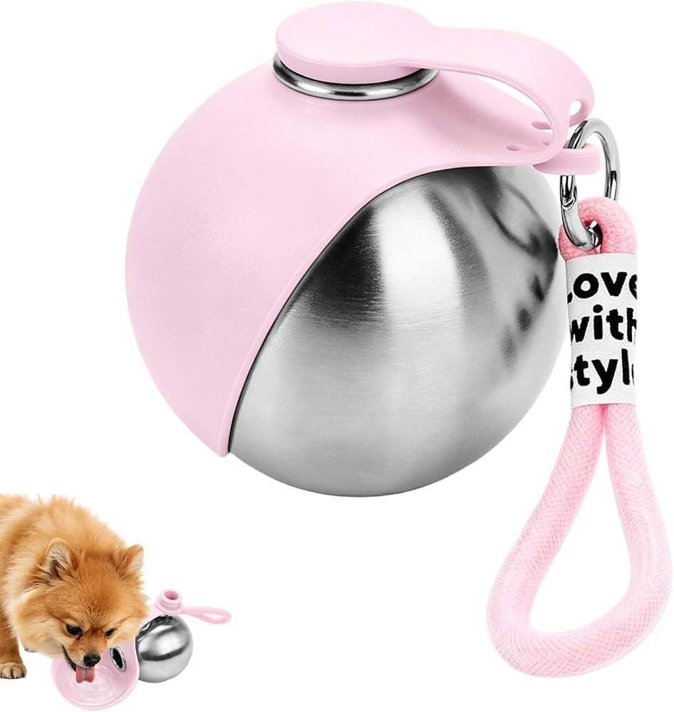 Botella rosa junto a perro pequeño