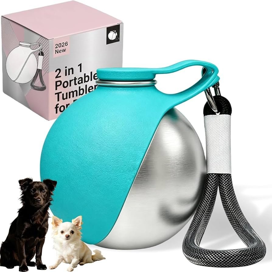 Perro bebiendo de la botella turquesa